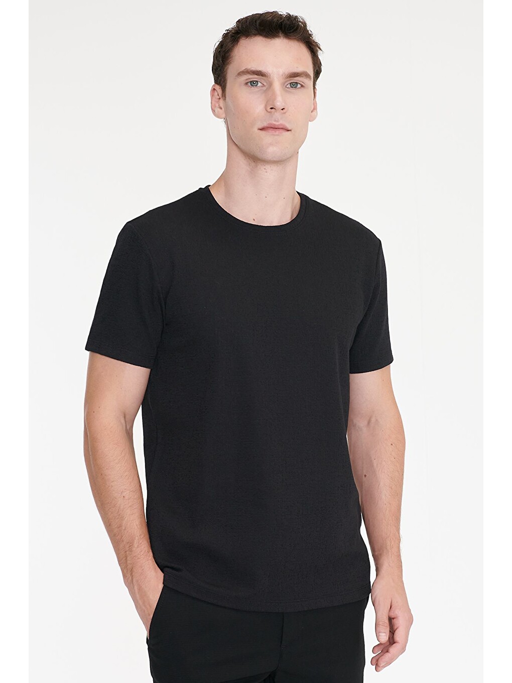 Erkek Siyah Pamuklu Slim Fit Bisiklet Yaka Jakarlı Esnek Tişört-3