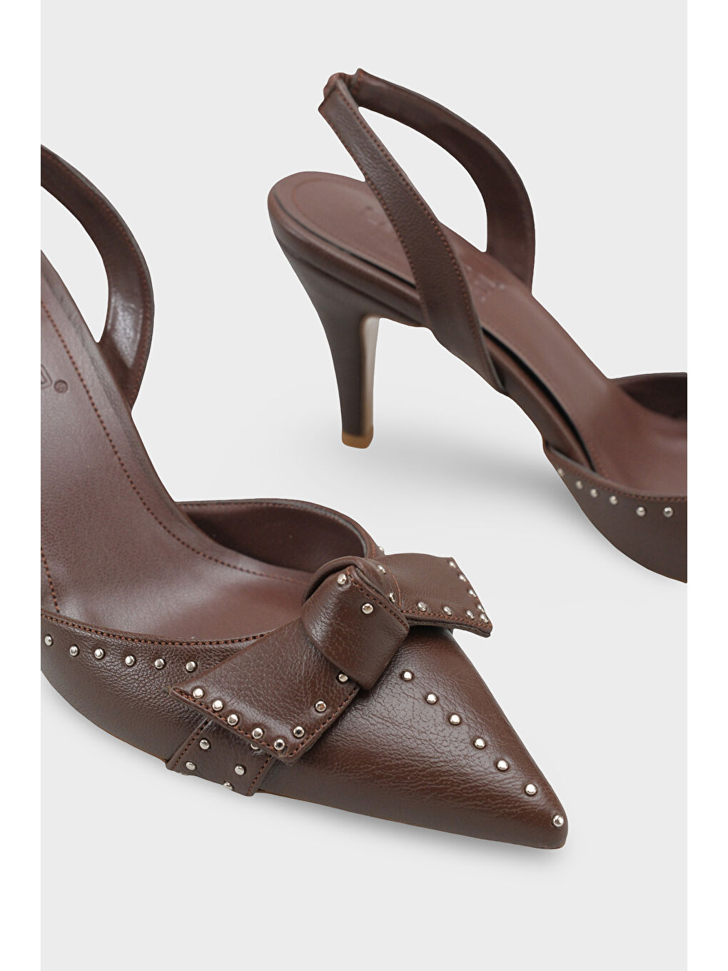 Kahverengi Gisela Orta Topuklu Metal Zımbalı Fiyonklu Arkası Açık Kadın Ayakkabı-3