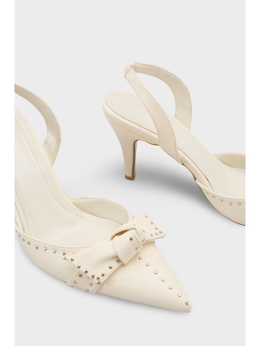 Ekru Gisela Orta Topuklu Metal Zımbalı Fiyonklu Arkası Açık Kadın Ayakkabı-2