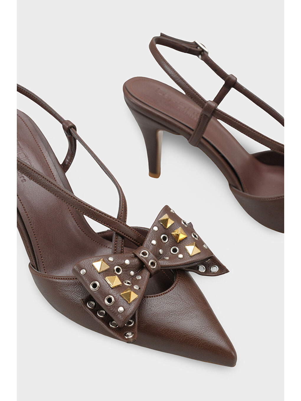 Kahverengi Nancie Orta Topuklu Metal Zımbalı Fiyonklu Arkası Açık Kadın Ayakkabı-3