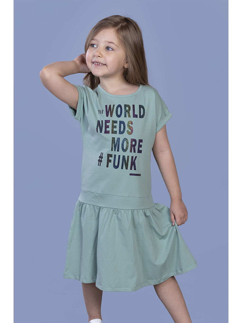 Gri Kız Çocuk Renkli Yazı Baskılı Büzgü Detaylı Elbise