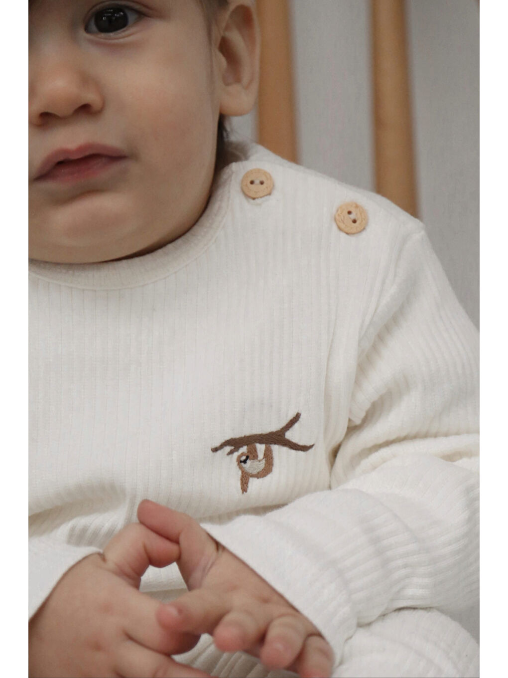 Beyaz Sloth Nakışlı Düğme Detaylı Bebek Üst-2