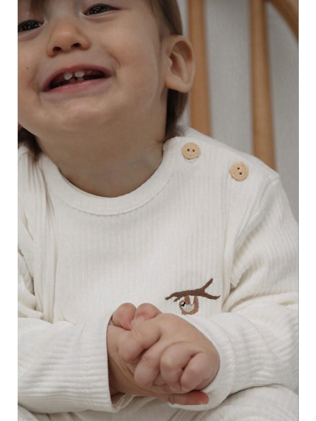 Beyaz Sloth Nakışlı Düğme Detaylı Bebek Üst-3
