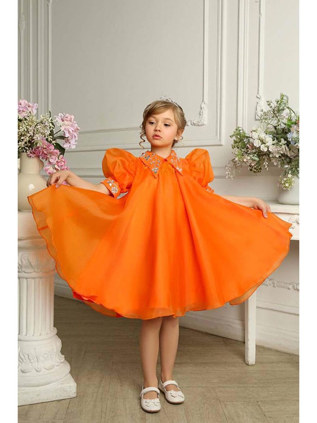 Kız Çocuk Yakasında Omuzları Taş Çiçek İşlemeli Tüylü Gömlek Yaka Astarlı Turuncu Elbise-1