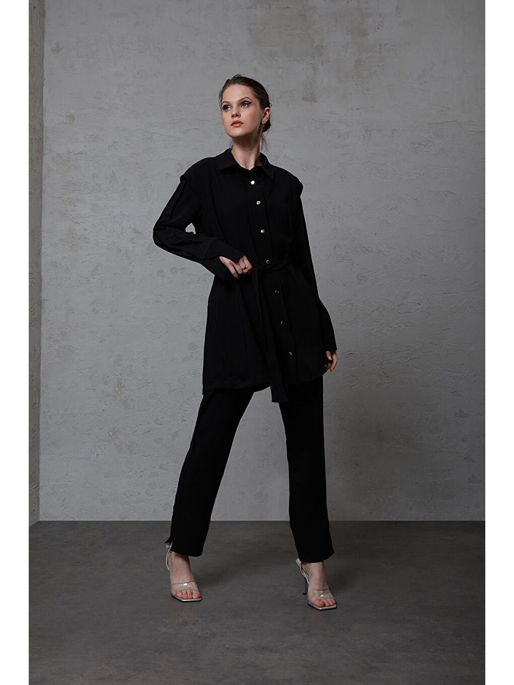 Paça Kesikli Siyah Pantolon