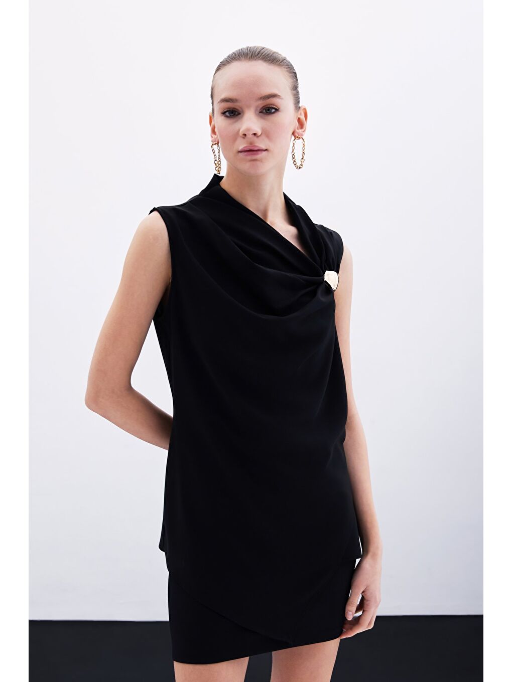 Tek Omuz Aksesuarlı Bluz - Siyah-3