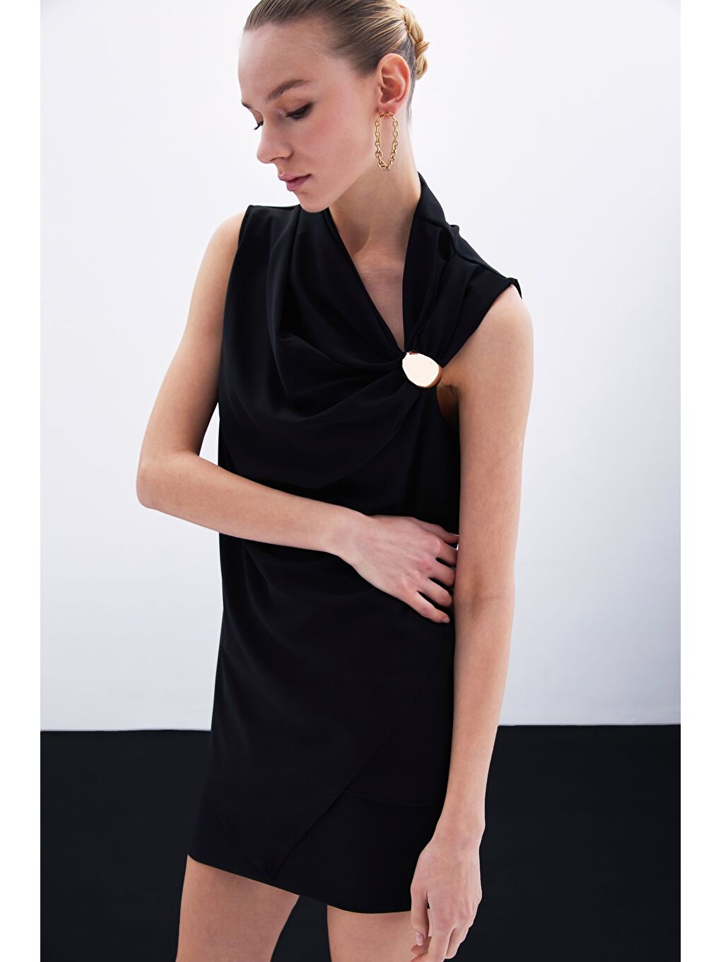 Tek Omuz Aksesuarlı Bluz - Siyah-4