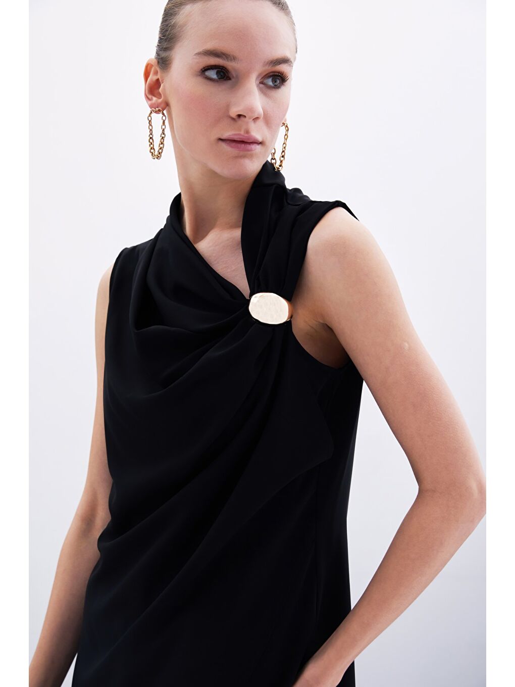 Tek Omuz Aksesuarlı Bluz - Siyah-5