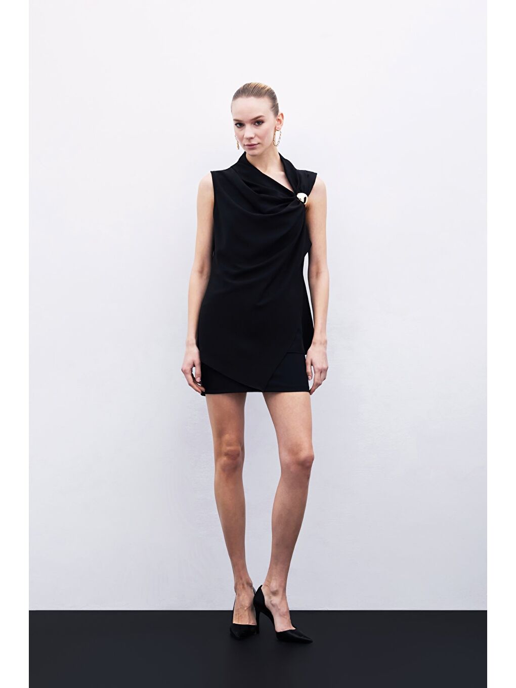 Tek Omuz Aksesuarlı Bluz - Siyah-6