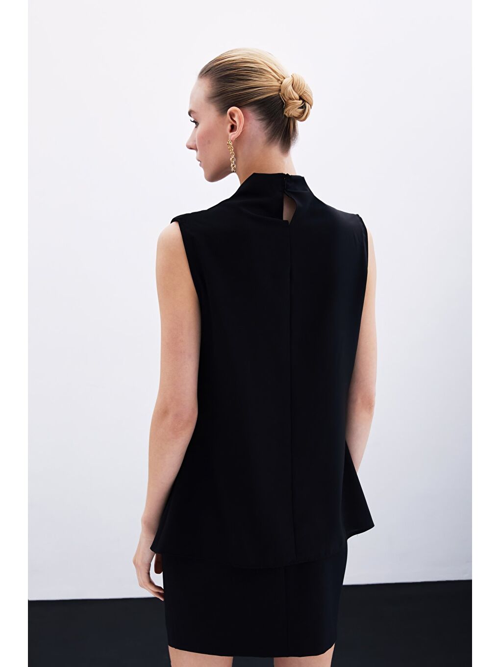 Tek Omuz Aksesuarlı Bluz - Siyah-7