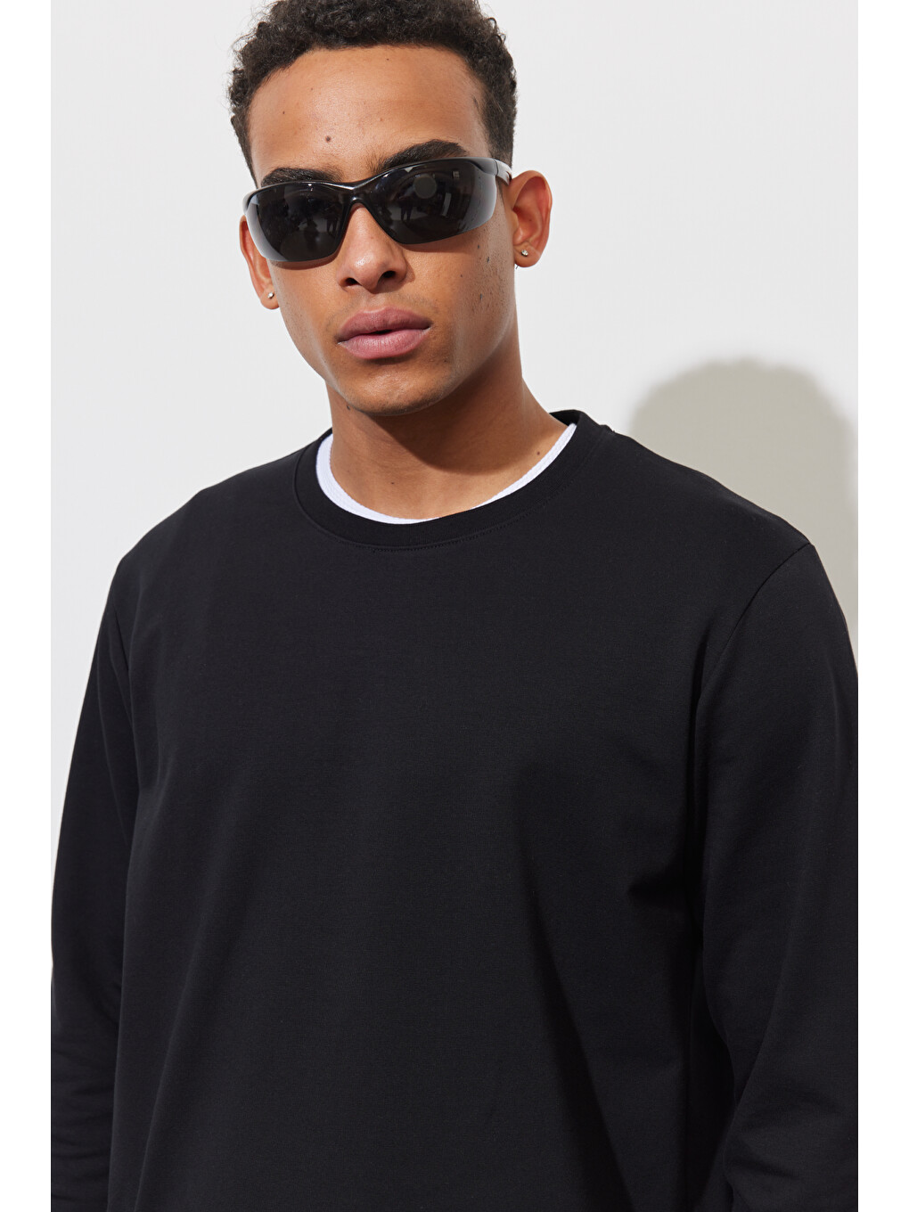 Erkek Siyah Standart Fit Normal Kesim Bisiklet Yaka Sweatshirt-3