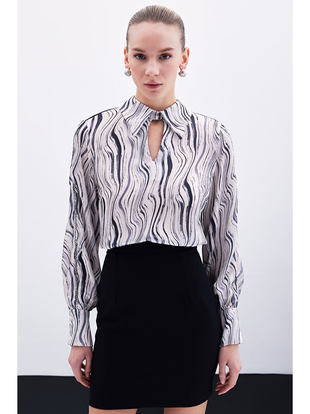 Kol Aksesuarlı Desenli Bluz - Siyah-1