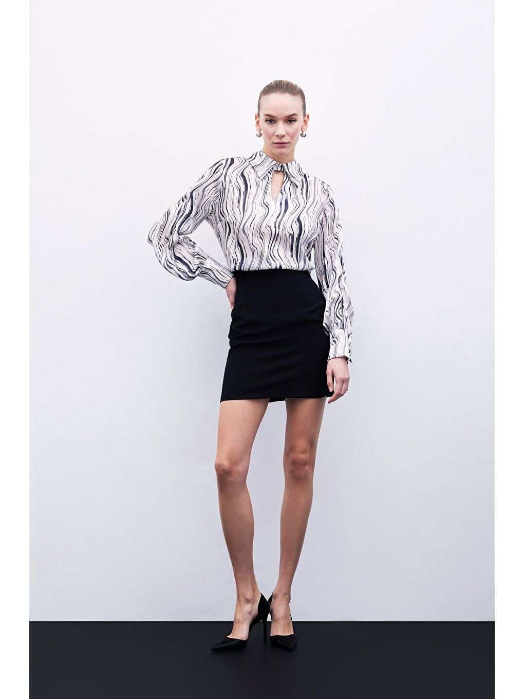 Kol Aksesuarlı Desenli Bluz - Siyah-2