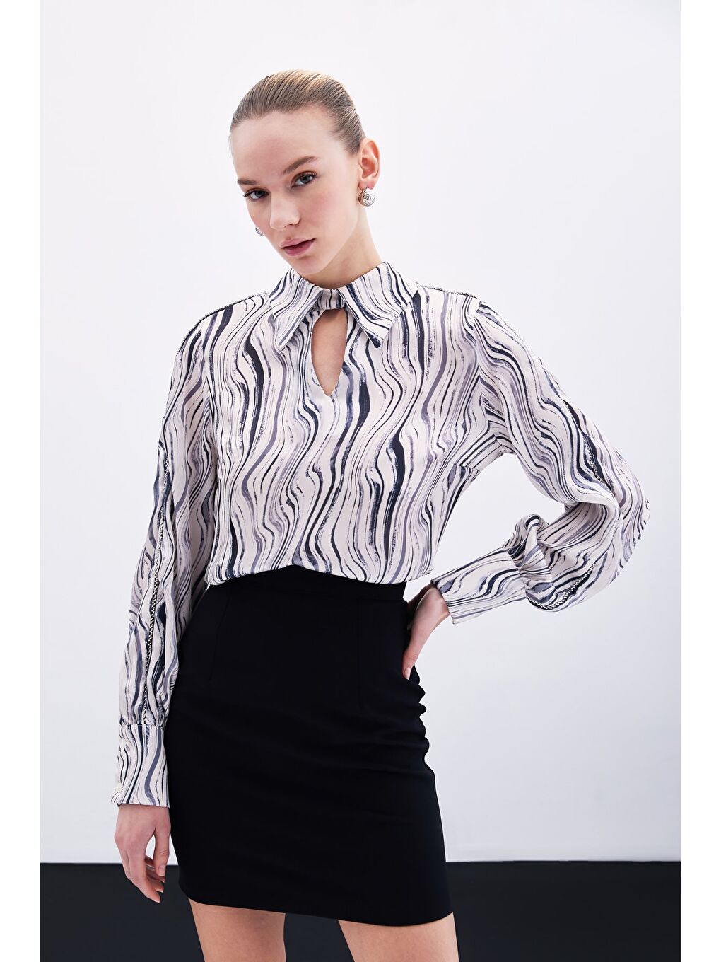 Kol Aksesuarlı Desenli Bluz - Siyah-3