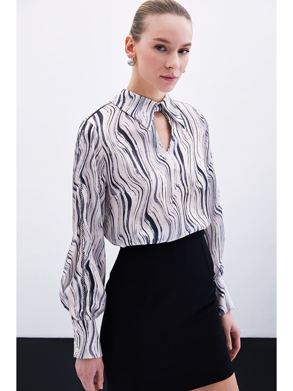 Kol Aksesuarlı Desenli Bluz - Siyah-4