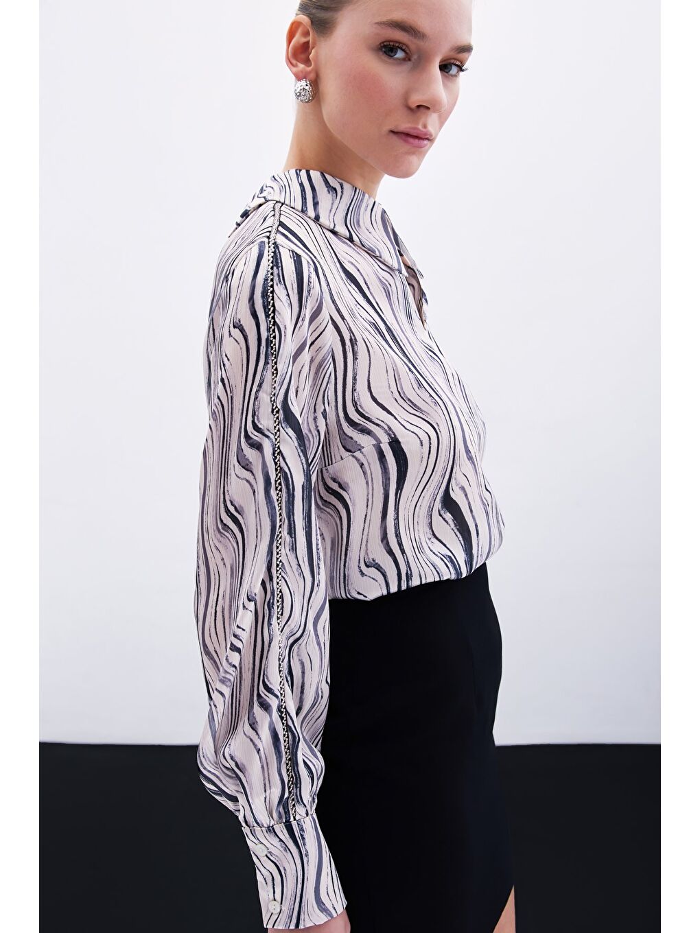 Kol Aksesuarlı Desenli Bluz - Siyah-5