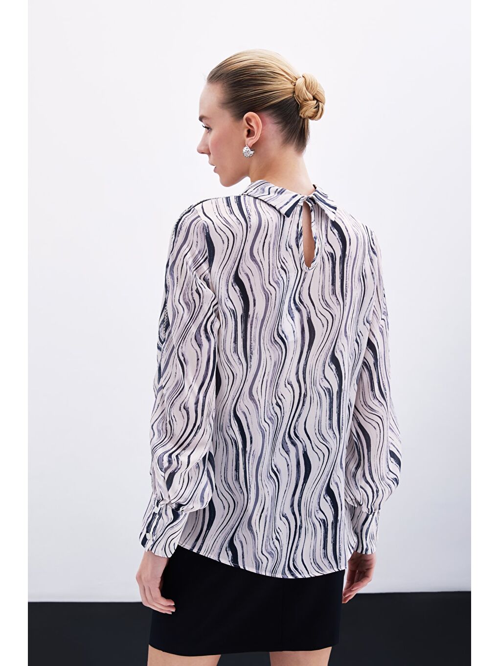 Kol Aksesuarlı Desenli Bluz - Siyah-6