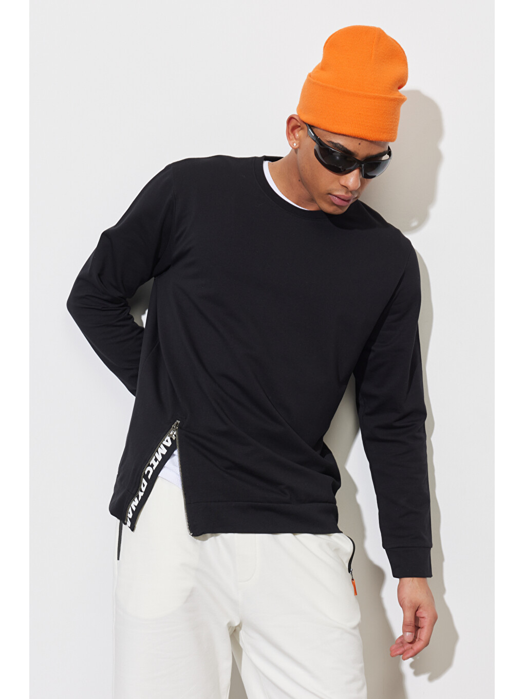 Erkek Siyah Standart Fit Normal Kesim Bisiklet Yaka Sweatshirt-4