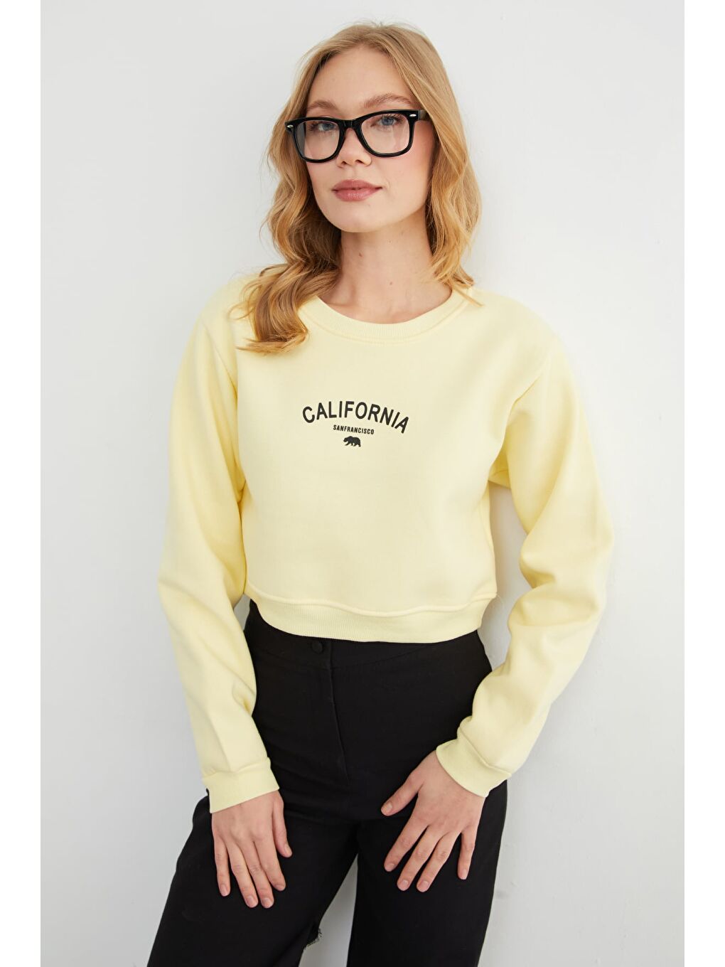 Sarı 3 İplik California Yazı Baskılı Crop Sweatshirt-4