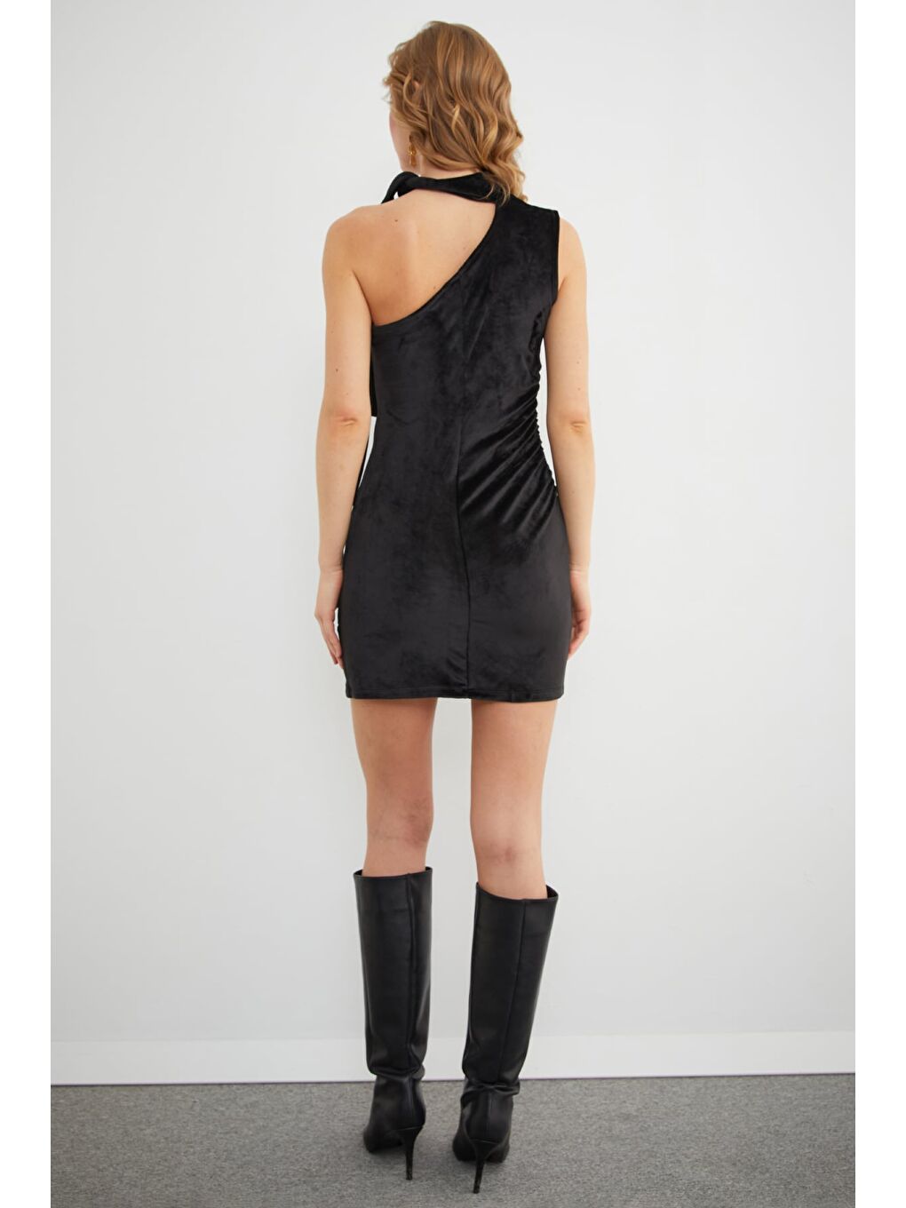 Siyah Tek Omuz Bağlama Detaylı Drapeli Kadife Mini Elbise-2