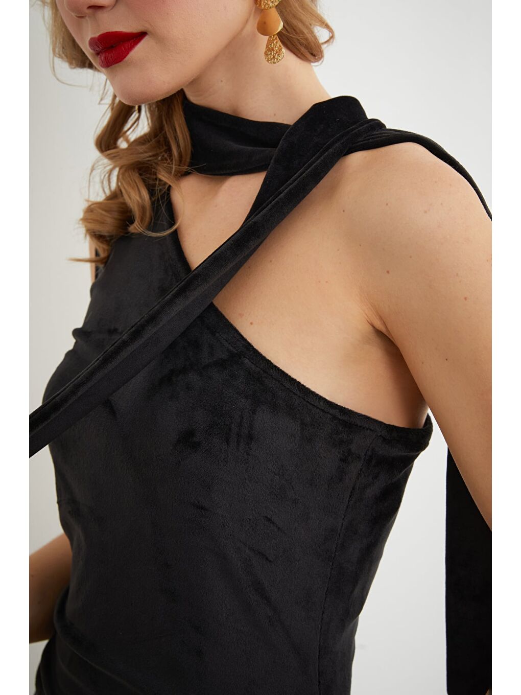 Siyah Tek Omuz Bağlama Detaylı Drapeli Kadife Mini Elbise-3