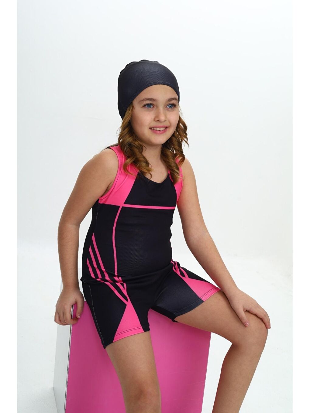 Siyah Kız Çocuk Yüzücü Şortlu ve Boneli Tulum Mayo Takımı 5-16 Yaş 12232-2