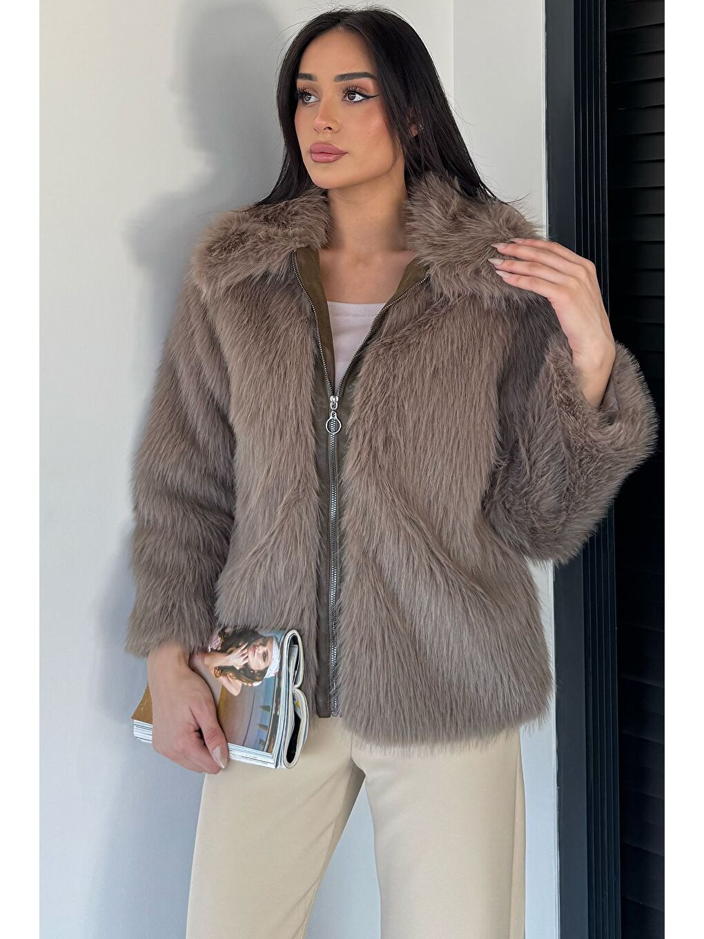 Bej Kadın Ön Fermuarlı Saçaklı Kürklü Mont-1