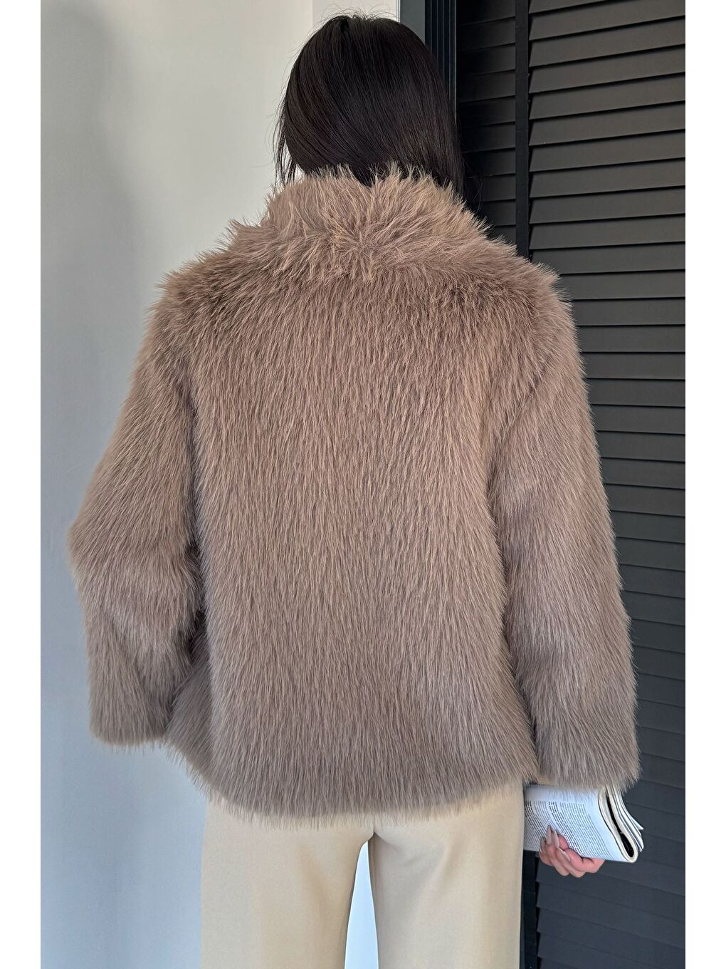 Bej Kadın Ön Fermuarlı Saçaklı Kürklü Mont-3