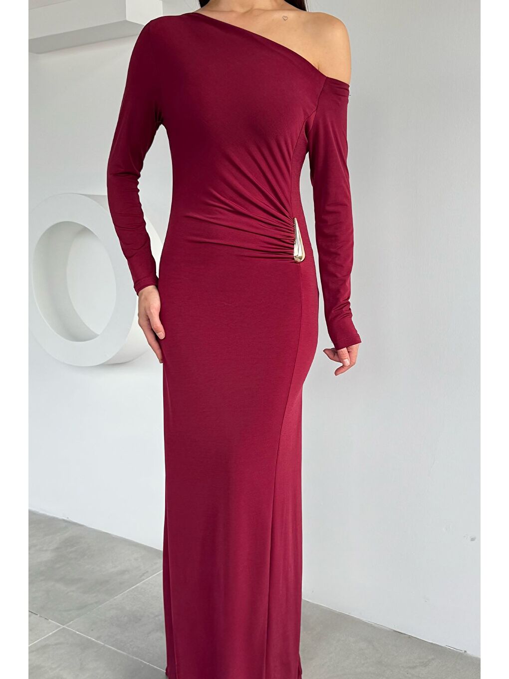 Bordo Kadın Omuz Dekolteli Gold Tokalı Drapeli Elastanlı Elbise-1