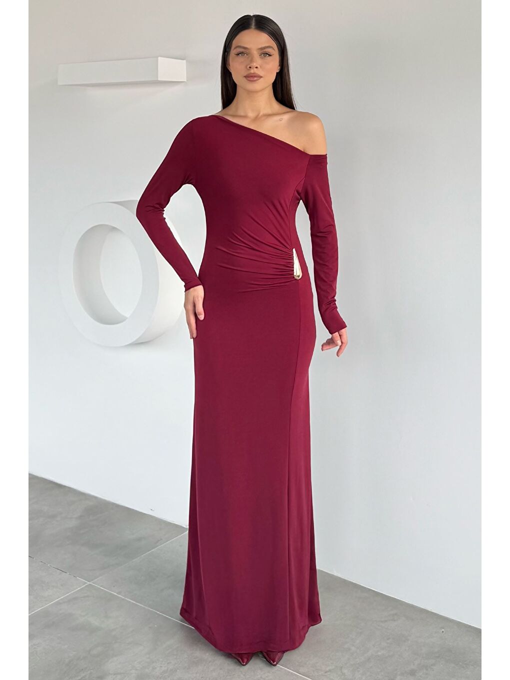 Bordo Kadın Omuz Dekolteli Gold Tokalı Drapeli Elastanlı Elbise-2
