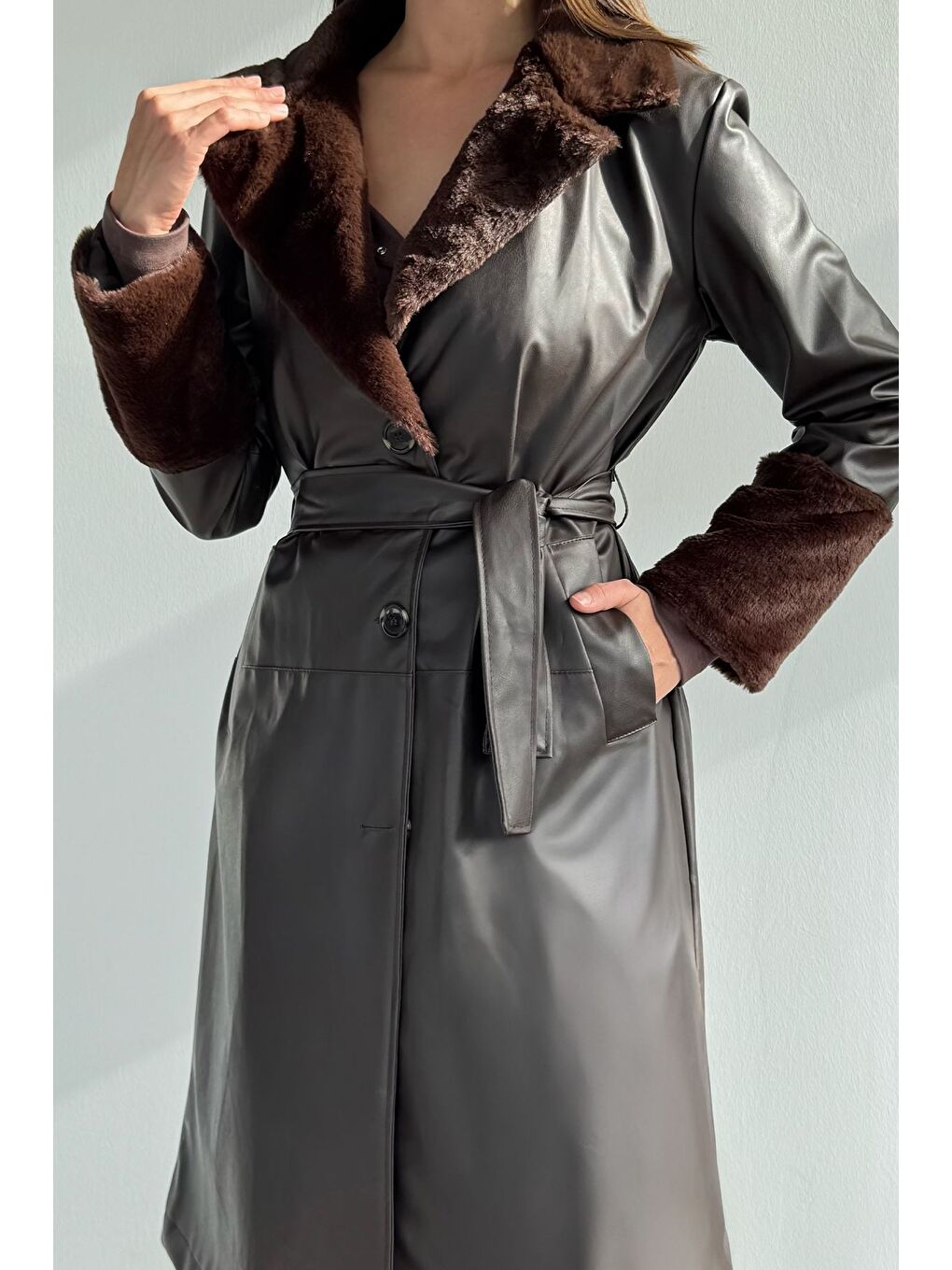 Kahverengi Kadın Yaka Ve Bilek Kürk Garnili Bel Kuşaklı Suni Deri Trençkot-1