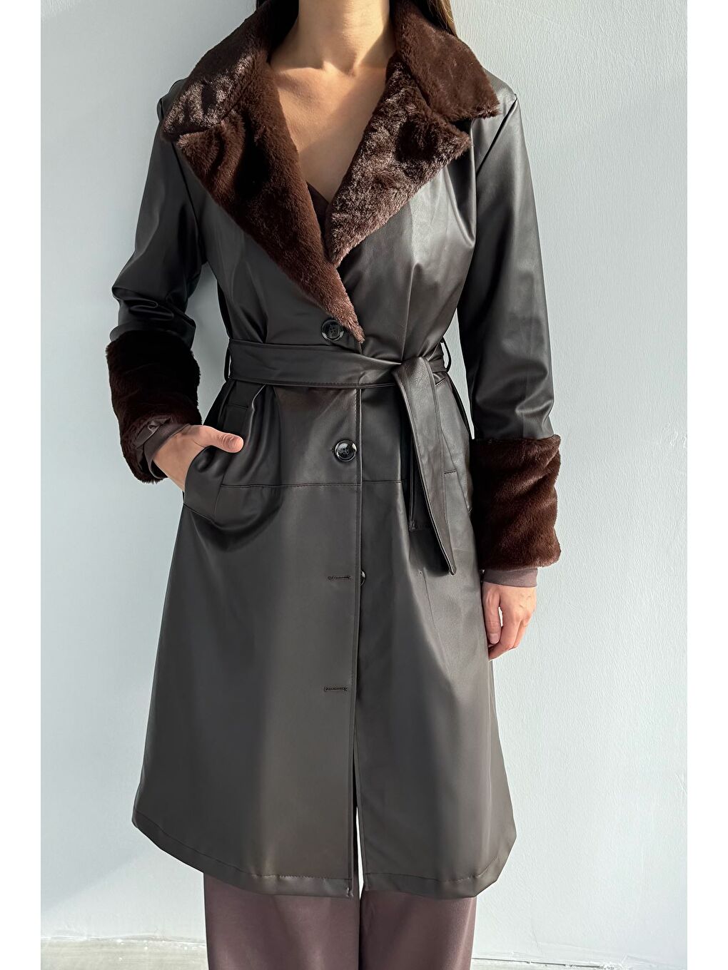 Kahverengi Kadın Yaka Ve Bilek Kürk Garnili Bel Kuşaklı Suni Deri Trençkot-2