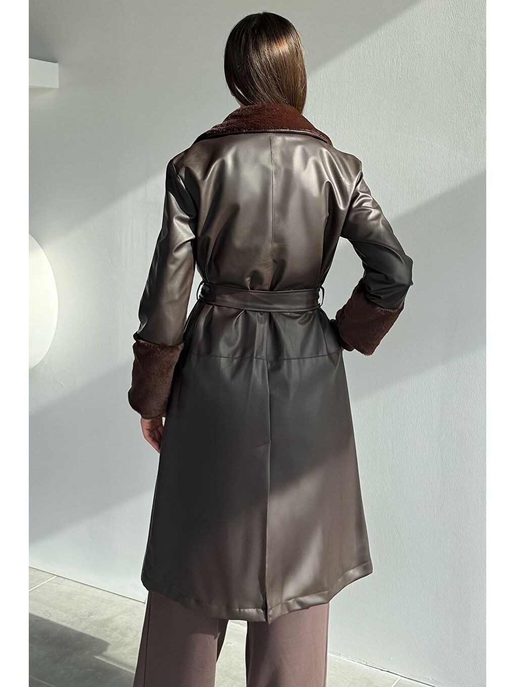 Kahverengi Kadın Yaka Ve Bilek Kürk Garnili Bel Kuşaklı Suni Deri Trençkot-3