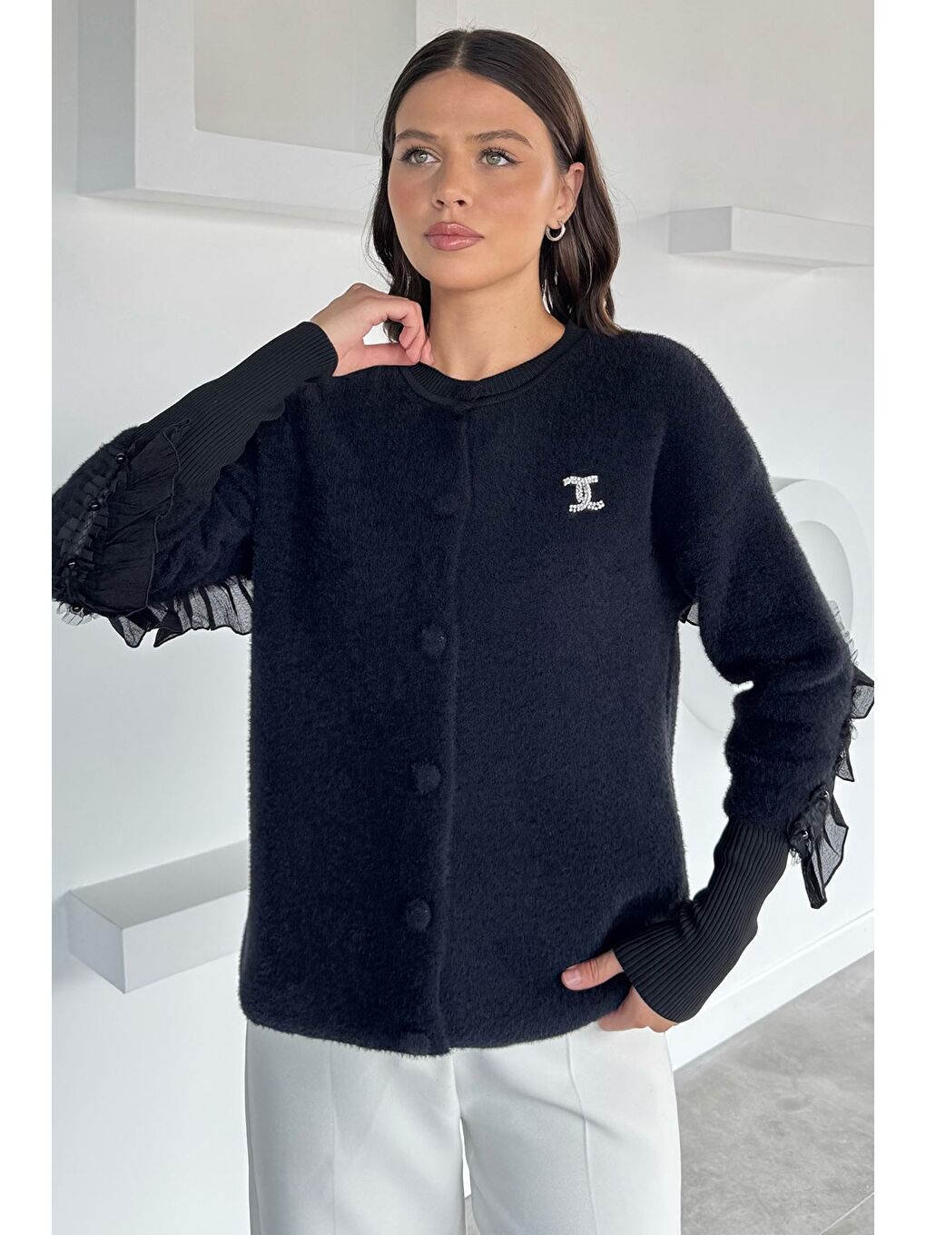 Siyah Kadın Broş Detaylı Sırt Fistolu Yumoş Triko Ceket