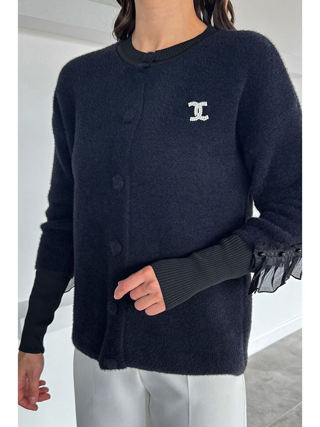 Siyah Kadın Broş Detaylı Sırt Fistolu Yumoş Triko Ceket-1