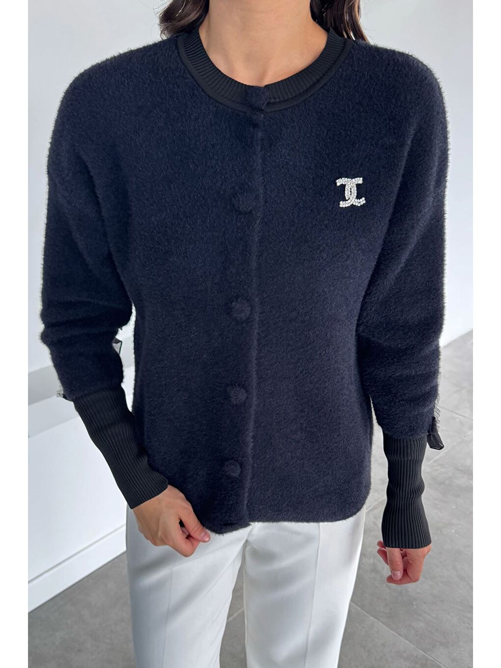 Siyah Kadın Broş Detaylı Sırt Fistolu Yumoş Triko Ceket-2