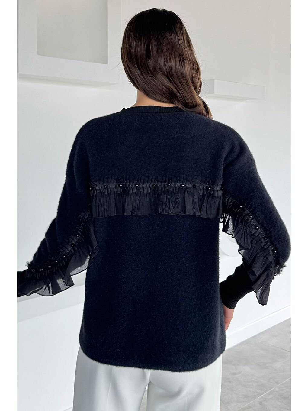 Siyah Kadın Broş Detaylı Sırt Fistolu Yumoş Triko Ceket-3