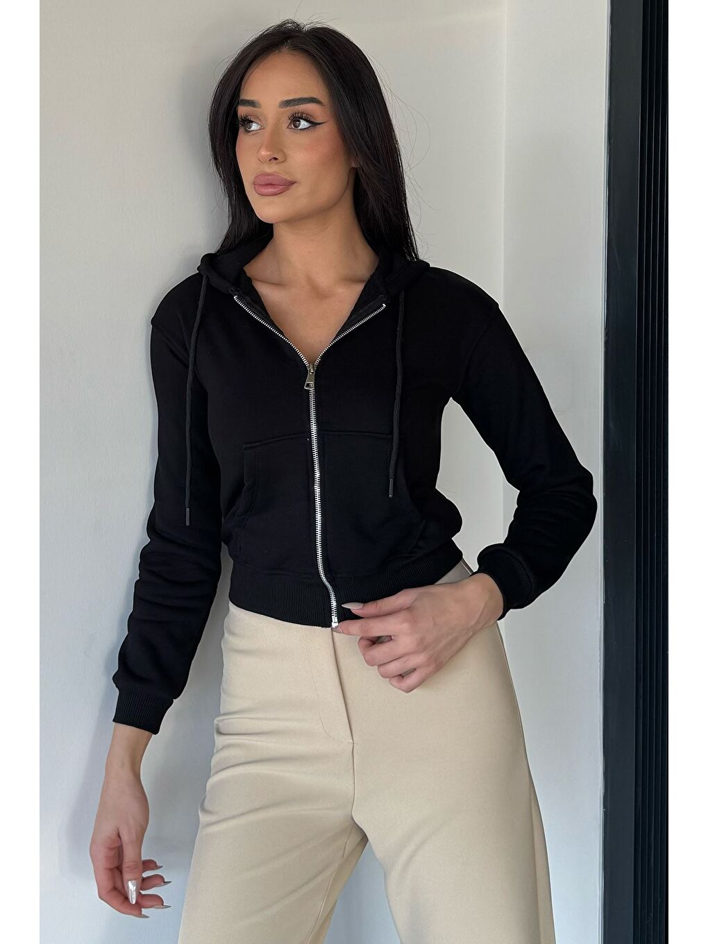 Siyah Kadın Kapüşonlu Çift Cepli Ön Fermuarlı Şardonlu Crop Top Sweatshirt