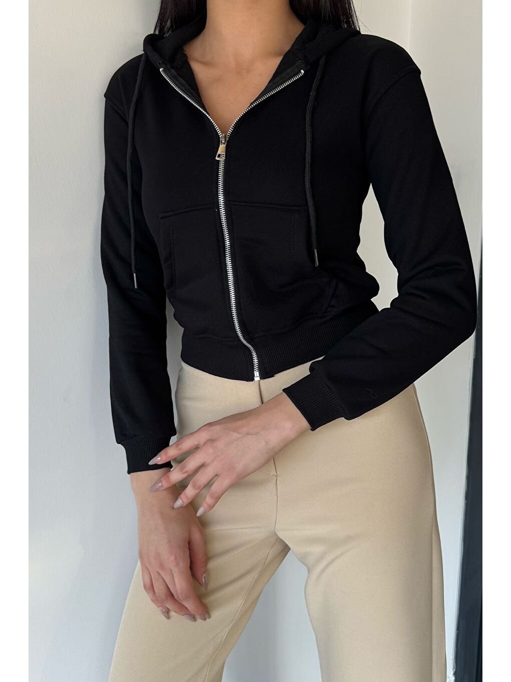 Siyah Kadın Kapüşonlu Çift Cepli Ön Fermuarlı Şardonlu Crop Top Sweatshirt-1
