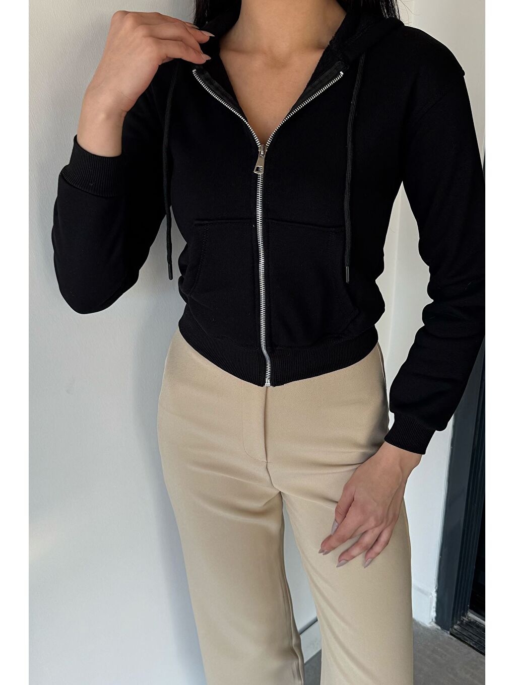 Siyah Kadın Kapüşonlu Çift Cepli Ön Fermuarlı Şardonlu Crop Top Sweatshirt-2