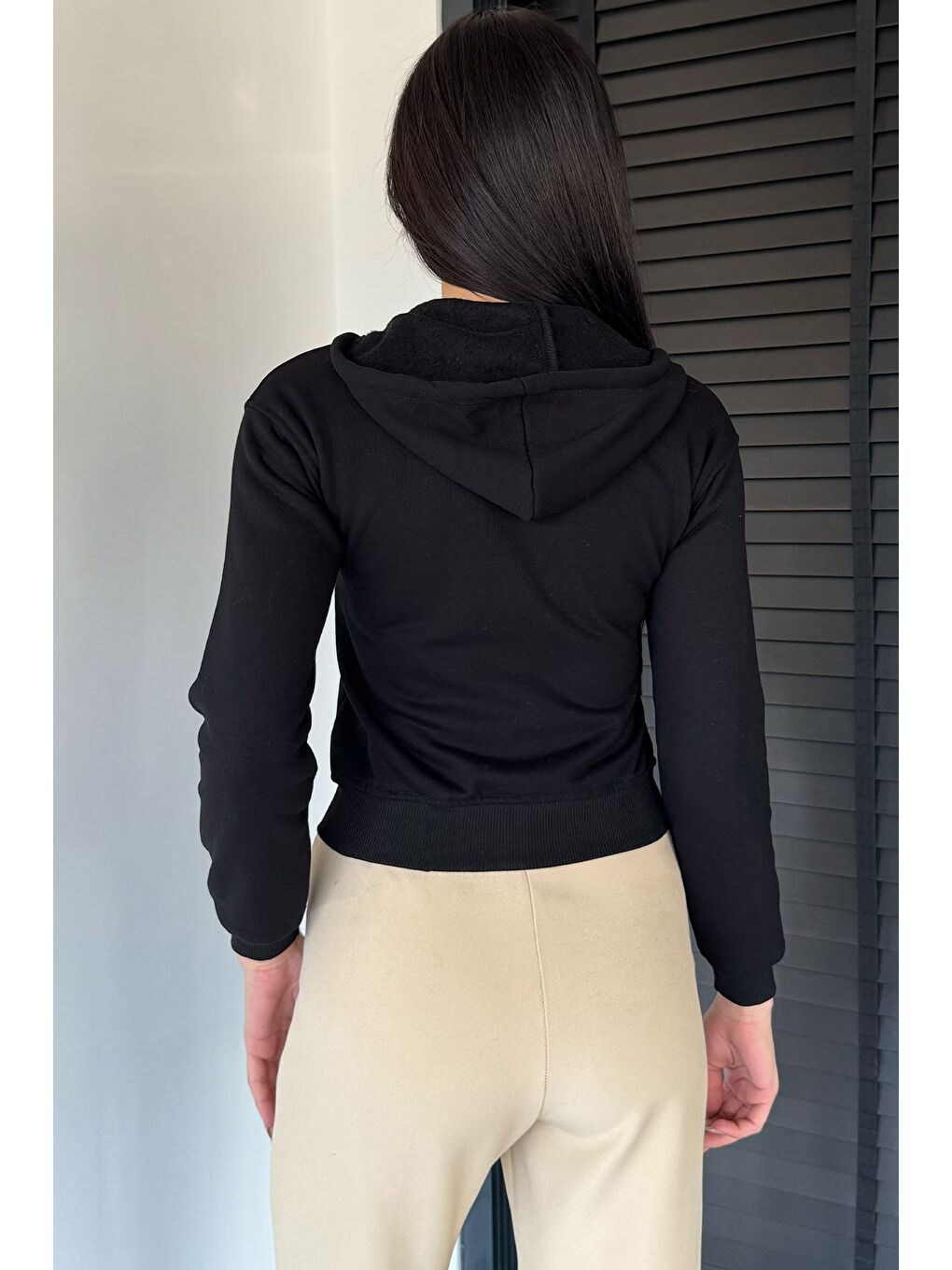 Siyah Kadın Kapüşonlu Çift Cepli Ön Fermuarlı Şardonlu Crop Top Sweatshirt-3