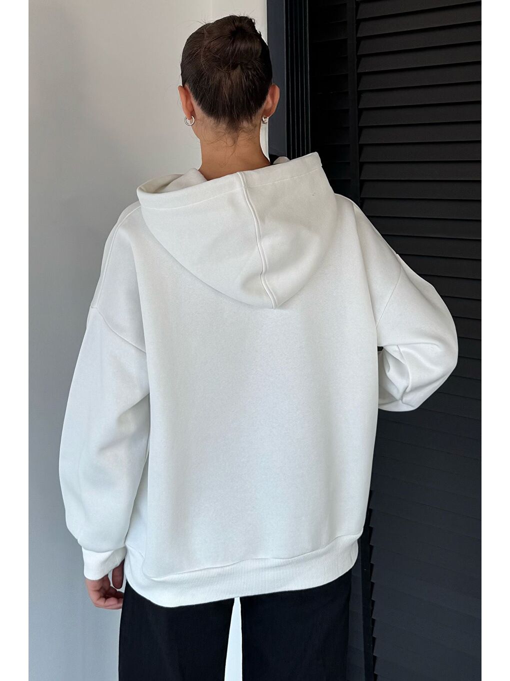 Ekru Kadın Kapüşonlu Şardonlu Kanguru Cepli Sweatshirt-3