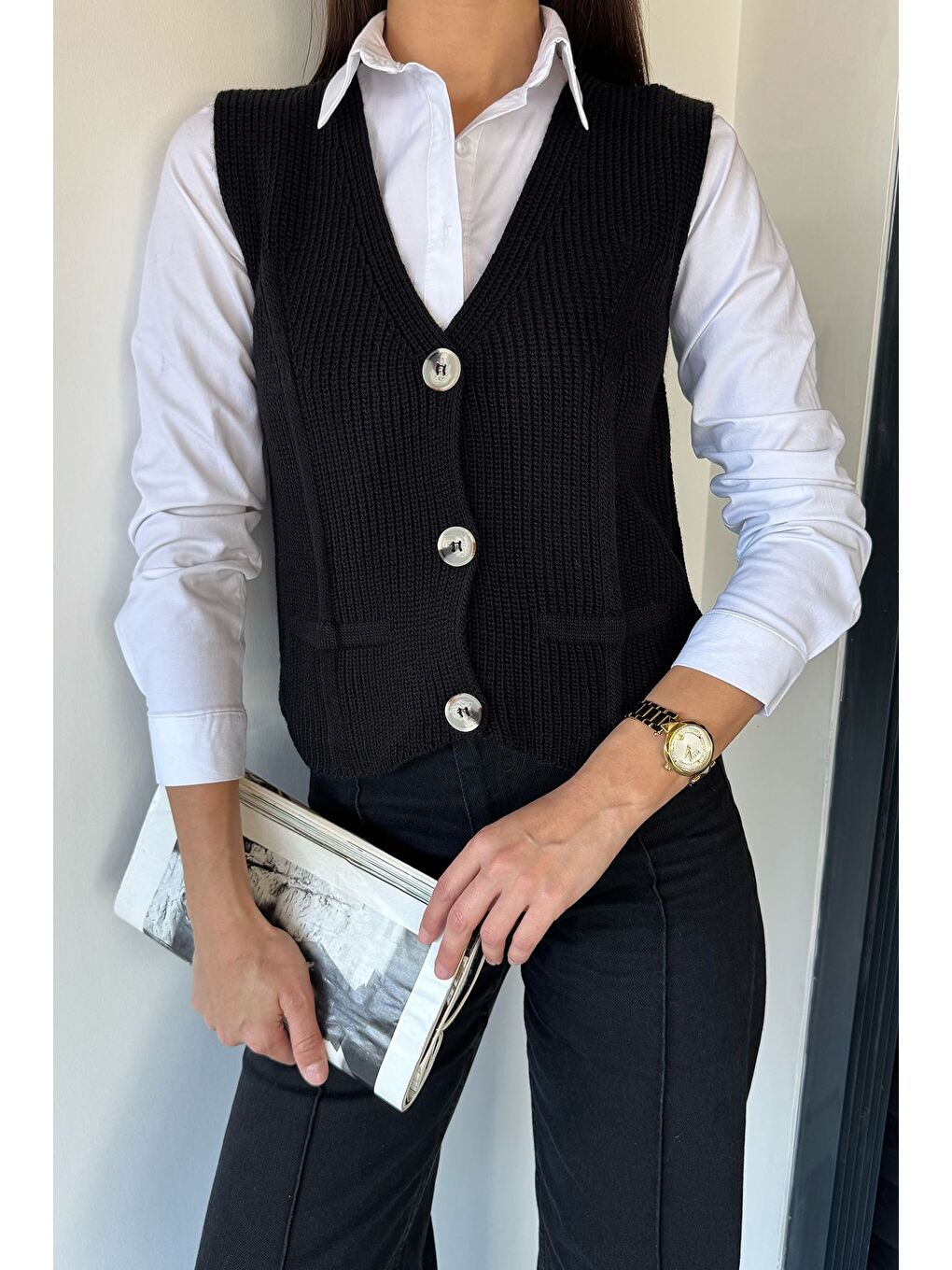 Siyah Kadın V Yaka Ön Düğmeli Triko Yelek-1