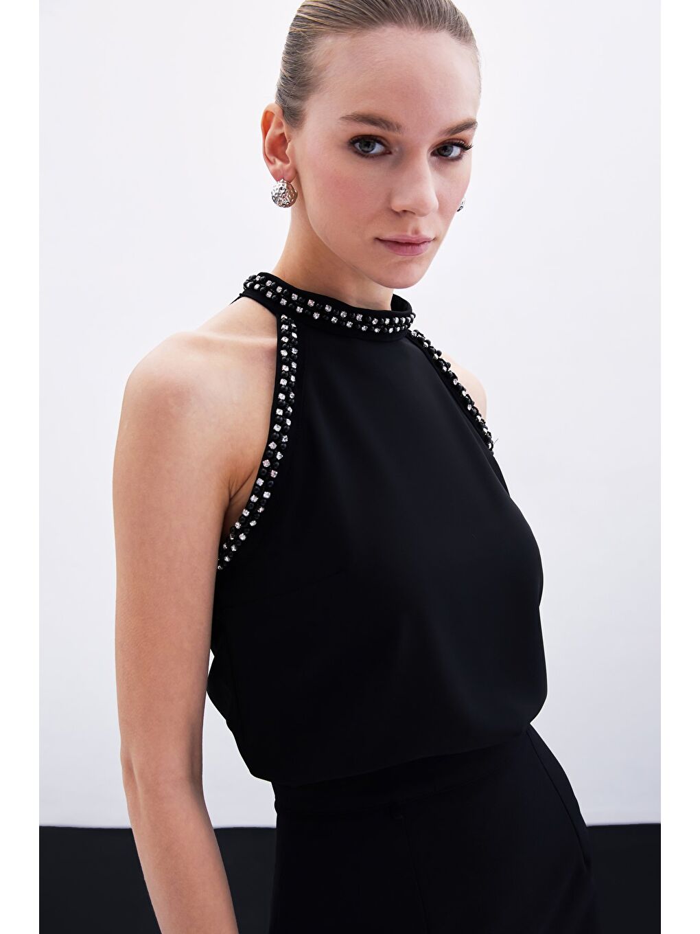 Aksesuar Detaylı Kolsuz Bluz - Siyah-5