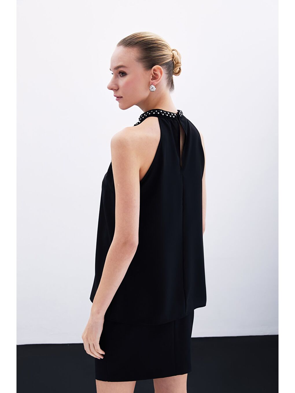 Aksesuar Detaylı Kolsuz Bluz - Siyah-6