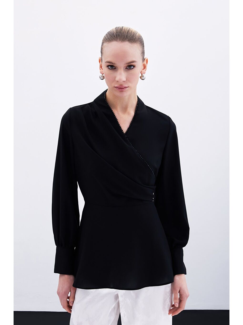 Boncuklu Yaka Kruvaze Bluz - Siyah-1