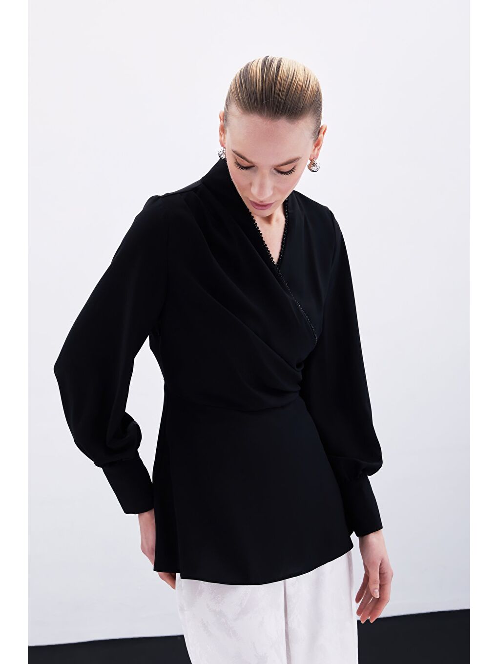 Boncuklu Yaka Kruvaze Bluz - Siyah-3