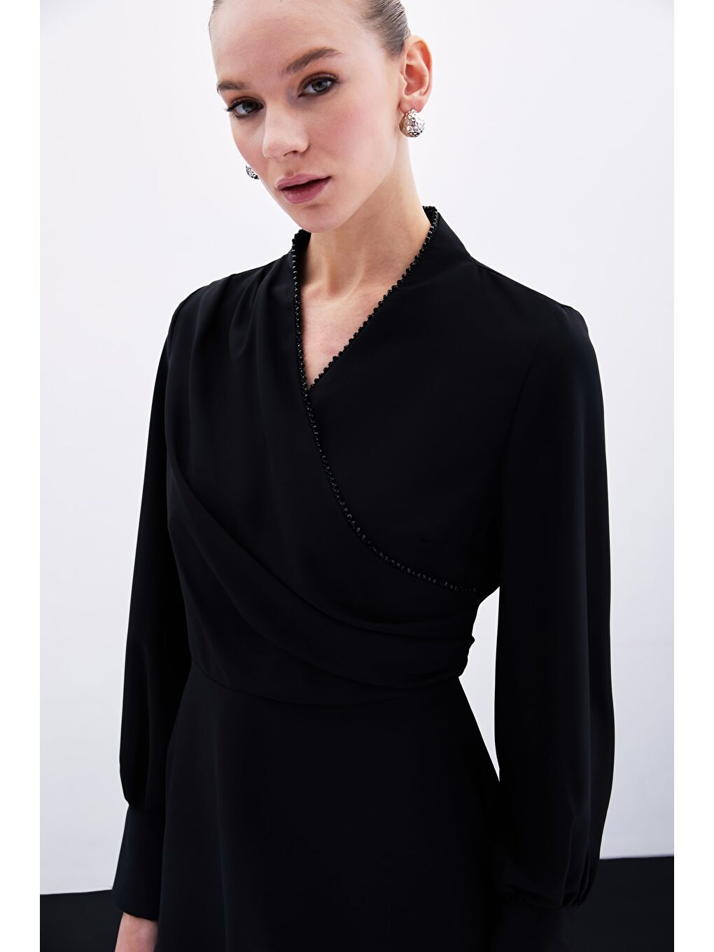 Boncuklu Yaka Kruvaze Bluz - Siyah-4