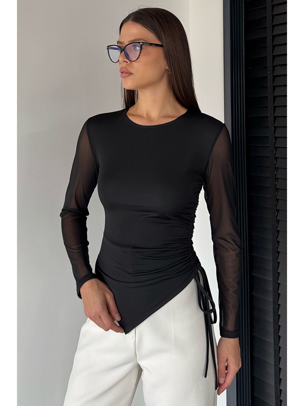 Siyah Kadın Yan Büzgü Detaylı Kollar Tüllü Elastanlı Bluz