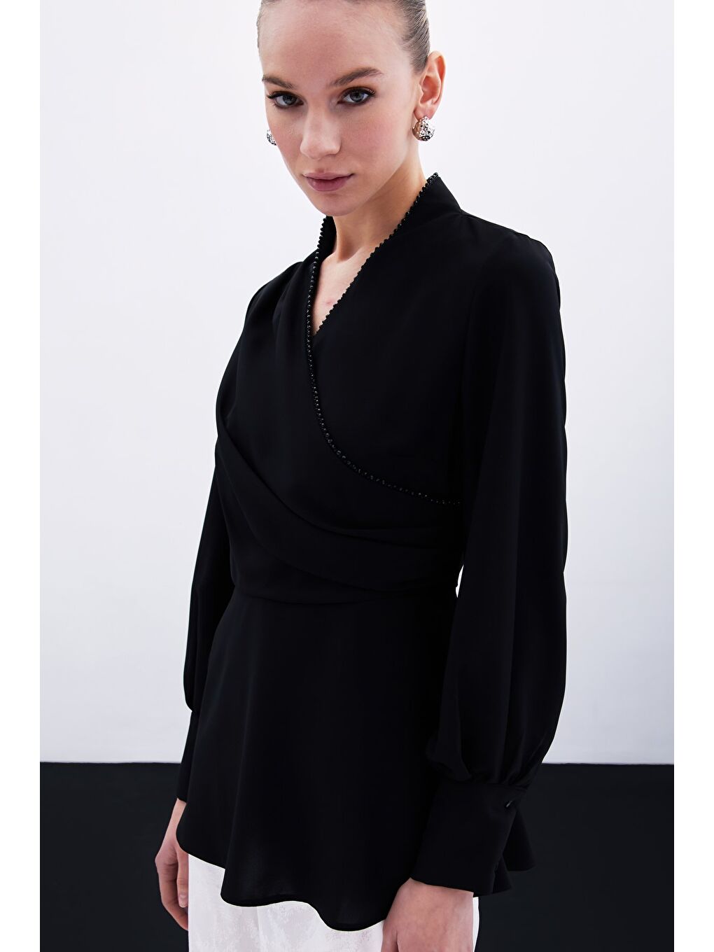 Boncuklu Yaka Kruvaze Bluz - Siyah-5